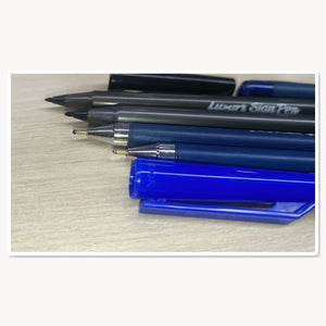 Close-up of two fine writing pen tips and two broader marker-style pen tips from the Bold Lines four-pen set